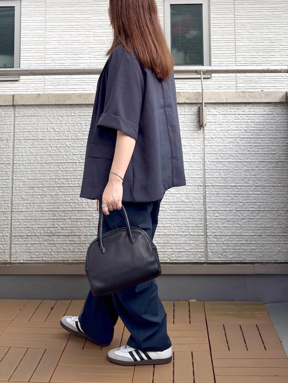 ブルー系のテーラードジャケット、ブルー系のその他パンツ、ホワイト系のスニーカーを着用したレディースの夏コーディネートの3枚目の写真