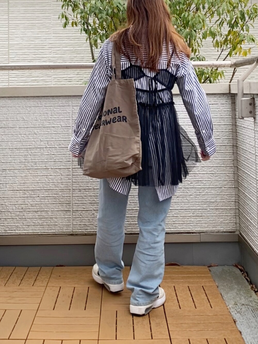 ブラック系のキャミソール、その他のシャツ/ブラウス、ブルー系のデニムパンツを着用したレディースの春コーディネートの3枚目の写真