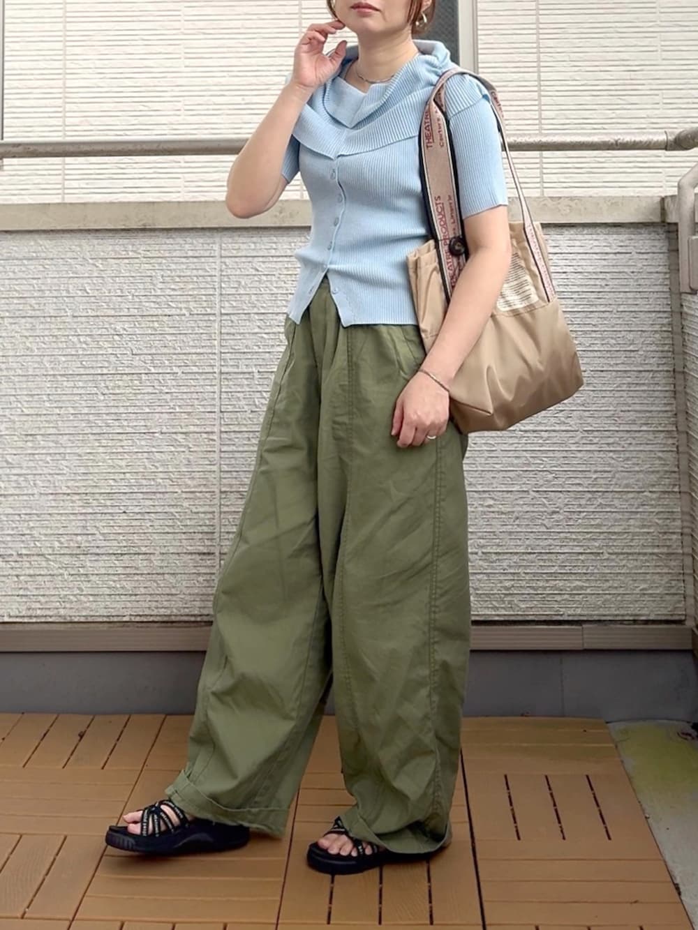 ブルー系のニット/セーター、グリーン系のカーゴパンツを着用したレディースの夏コーディネートの2枚目の写真