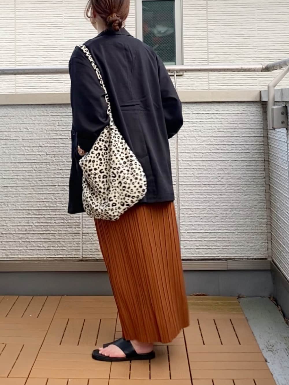 ブラウン系のスカート、ブラック系のテーラードジャケット、ブラック系のTシャツ/カットソーを着用したレディースの夏コーディネートの3枚目の写真