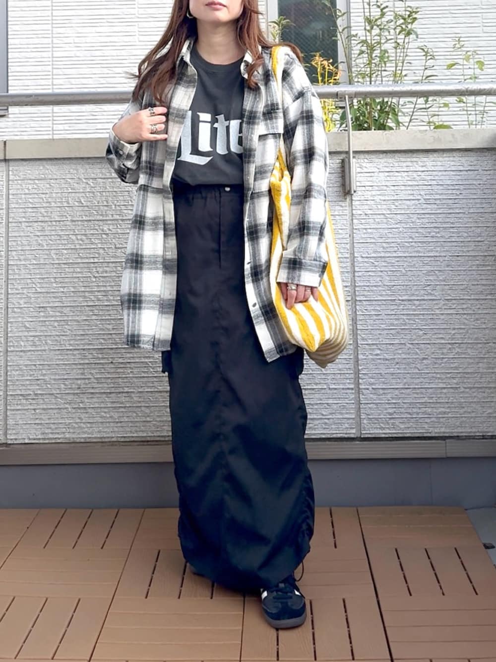 ホワイト系のシャツ/ブラウス、ブラック系のTシャツ/カットソー、ブラック系のスカートを着用したレディースの秋コーディネートの2枚目の写真