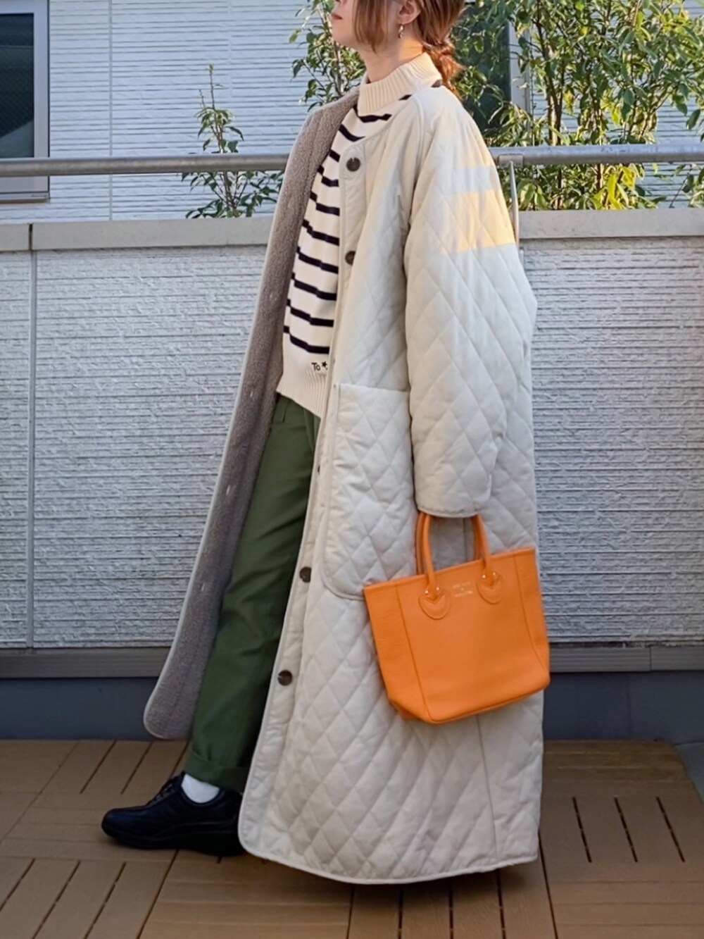 ホワイト系のその他アウター、ホワイト系のニット/セーター、グリーン系のその他パンツを着用したレディースの秋コーディネートの2枚目の写真