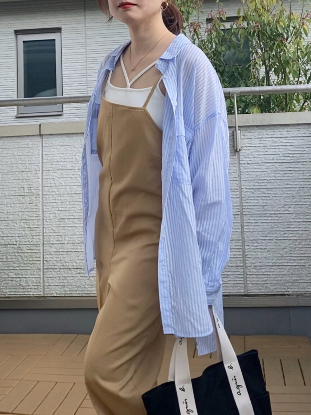 ベージュ系のつなぎ/オールインワン、ホワイト系のキャミソール、その他のシャツ/ブラウスを着用したレディースの春コーディネートの3枚目の写真