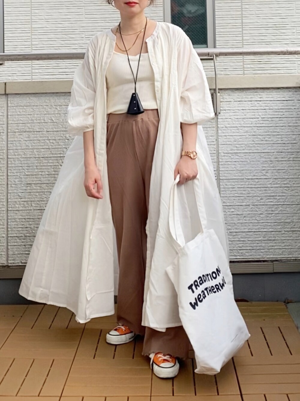 ブラウン系のその他パンツ、ホワイト系のシャツワンピース、ホワイト系のトートバッグを着用したレディースの夏コーディネートの2枚目の写真