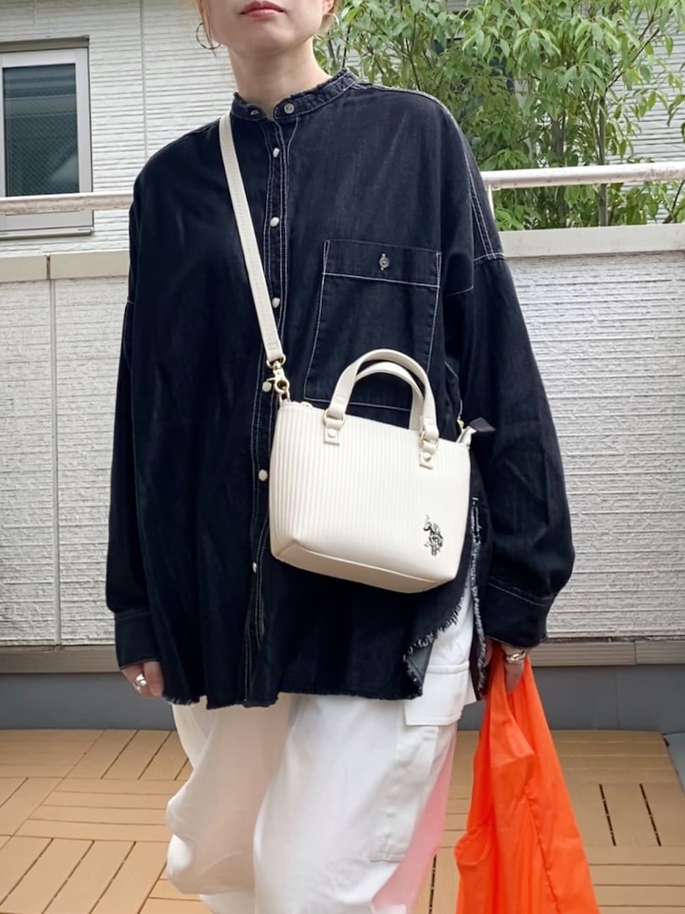 「PR、USポロ、デニムシャツ、カーゴパンツ、ミニバッグ、ショルダーバッグ、スニーカー、秋服まるっと大公開、大人カジュアル、低身長」｜「hunchの【WEB限定/別注】デニムオーバーサイズシャツ（シャツ/ブラウス、ブラック系）」を使った、Kay-teeeさん（レディース・150cm）の秋コーディネートの3枚目の写真