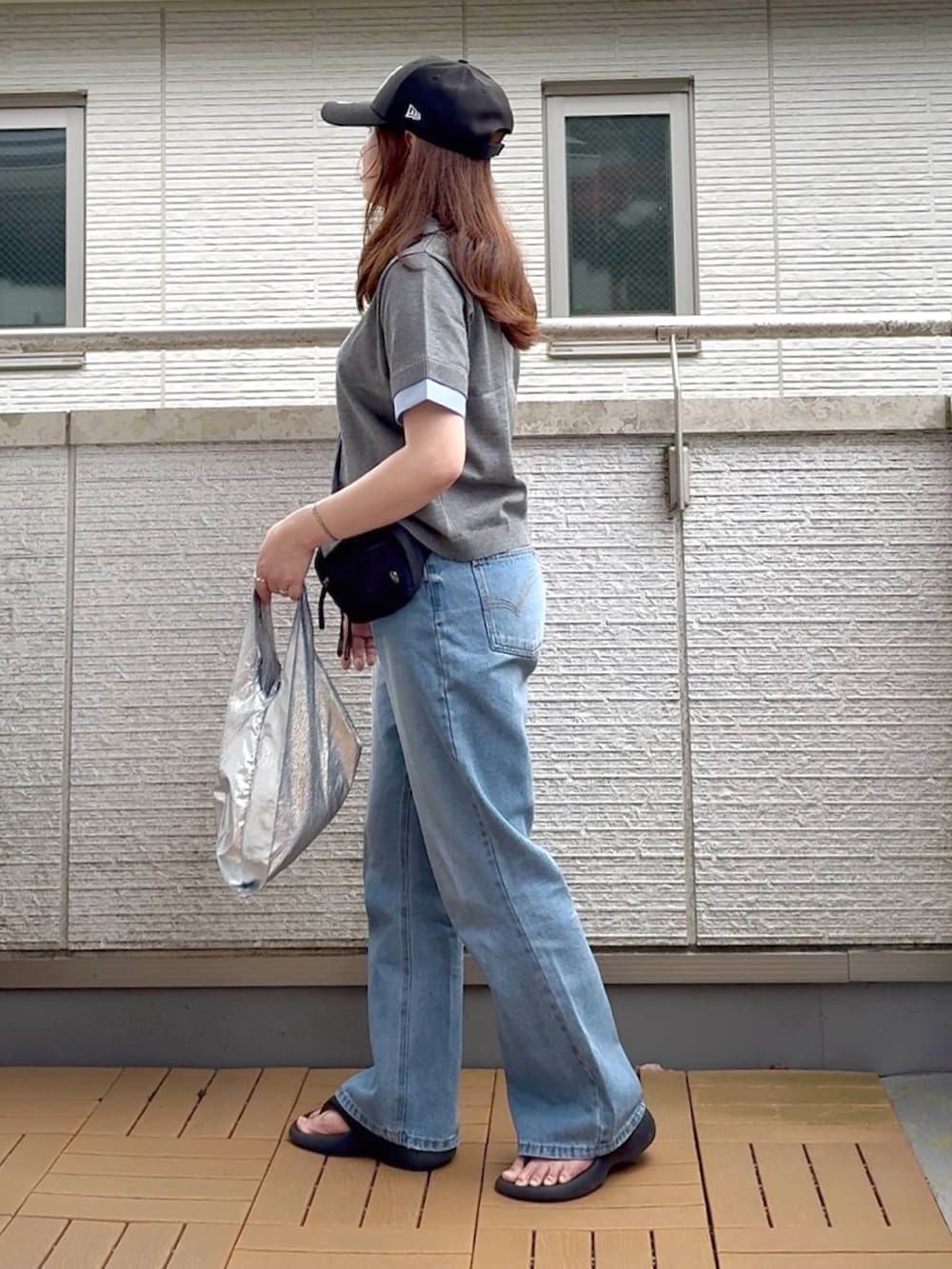 グレー系のカーディガン/ボレロ、ブルー系のデニムパンツ、ブラック系のボディバッグ/ウエストポーチを着用したレディースの夏コーディネートの3枚目の写真