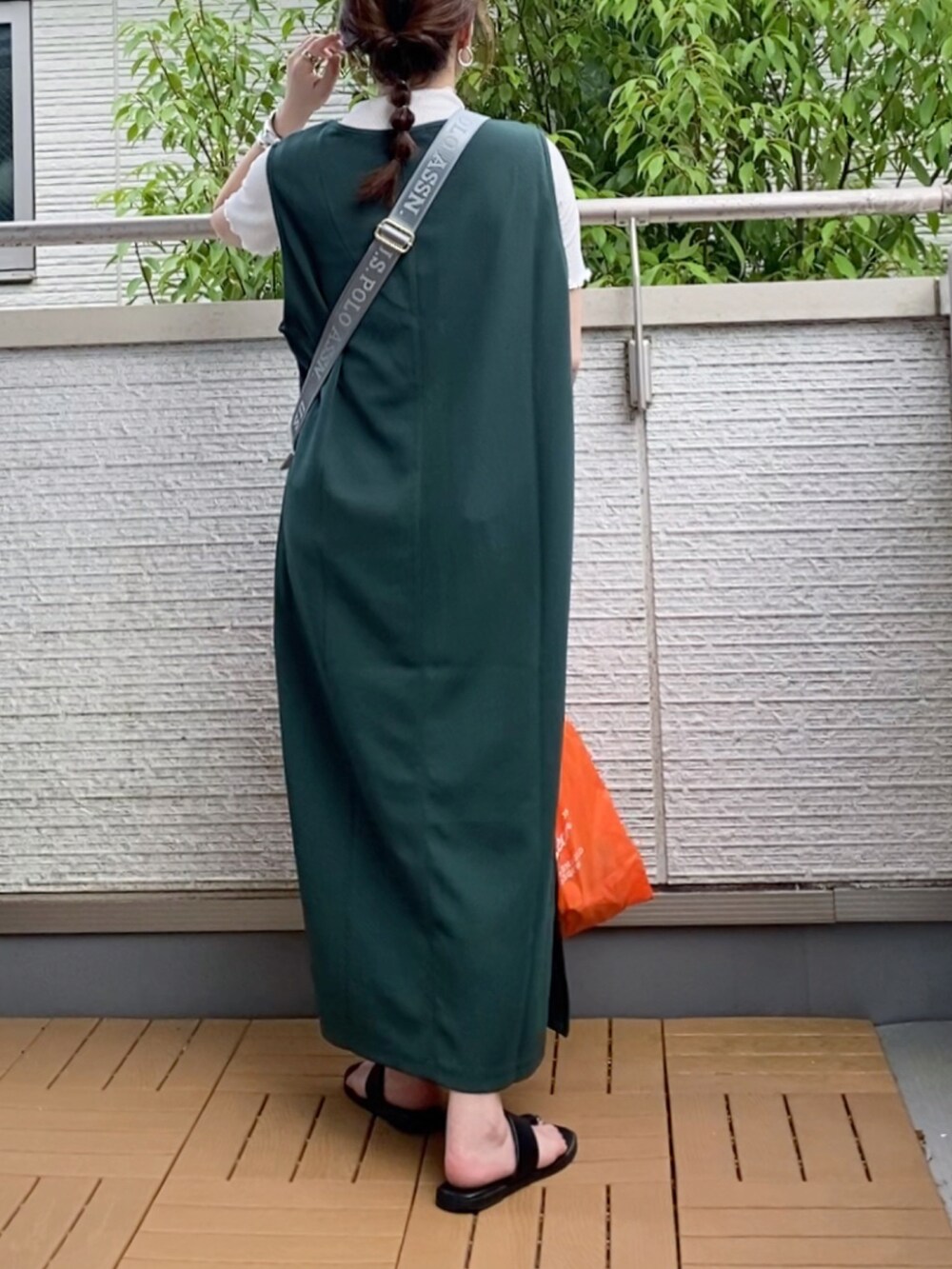 グリーン系のワンピース、ホワイト系のショルダーバッグ、オレンジ系のエコバッグ/サブバッグを着用したレディースの夏コーディネートの3枚目の写真