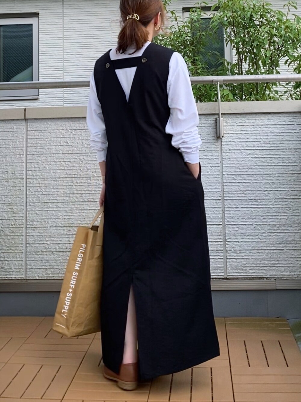 「ANGIE VINTAGE、clarks、ロゴT、ローファー、ジャンパースカート、大人カジュアル、低身長」｜「ANGIEの【2022年秋冬新色】GILDANカレッジロゴオーバーサイズロンT（Tシャツ/カットソー、ホワイト系）」を使った、Kay-teeeさん（レディース・150cm）の夏コーディネートの3枚目の写真