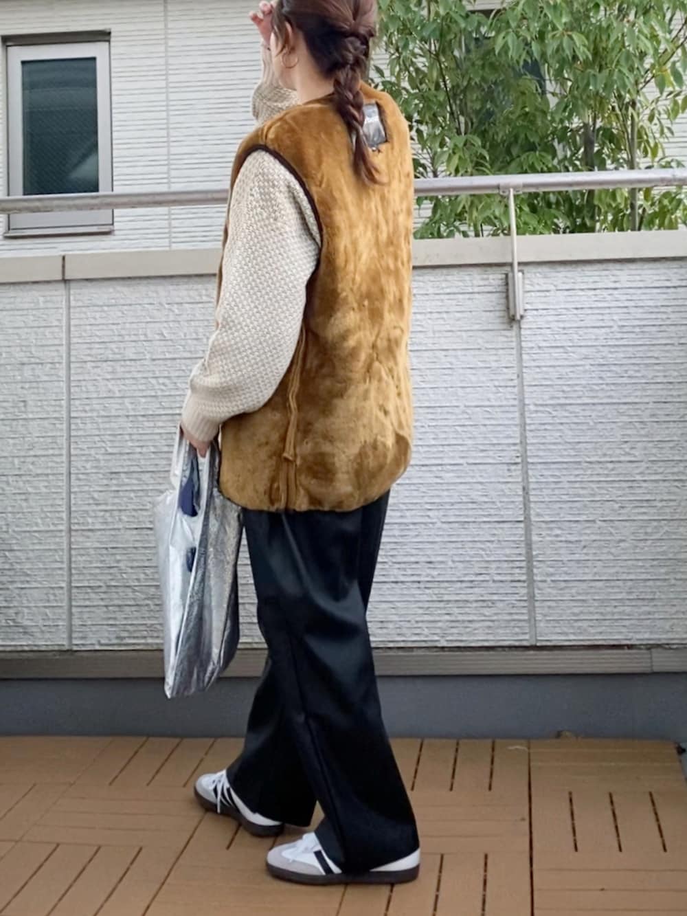 グリーン系のニット/セーター、ブラウン系のその他アウター、ブラック系のその他パンツを着用したレディースの秋コーディネートの2枚目の写真