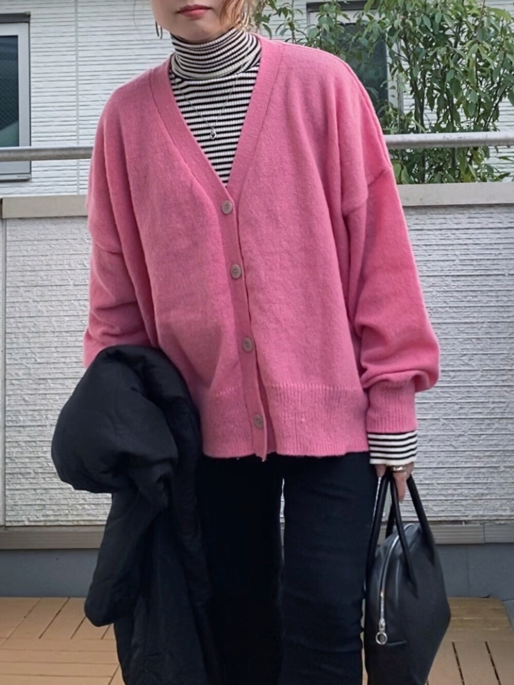 ピンク系のカーディガン/ボレロ、その他のニット/セーター、ブラック系のノーカラーコートを着用したレディースの冬コーディネートの3枚目の写真