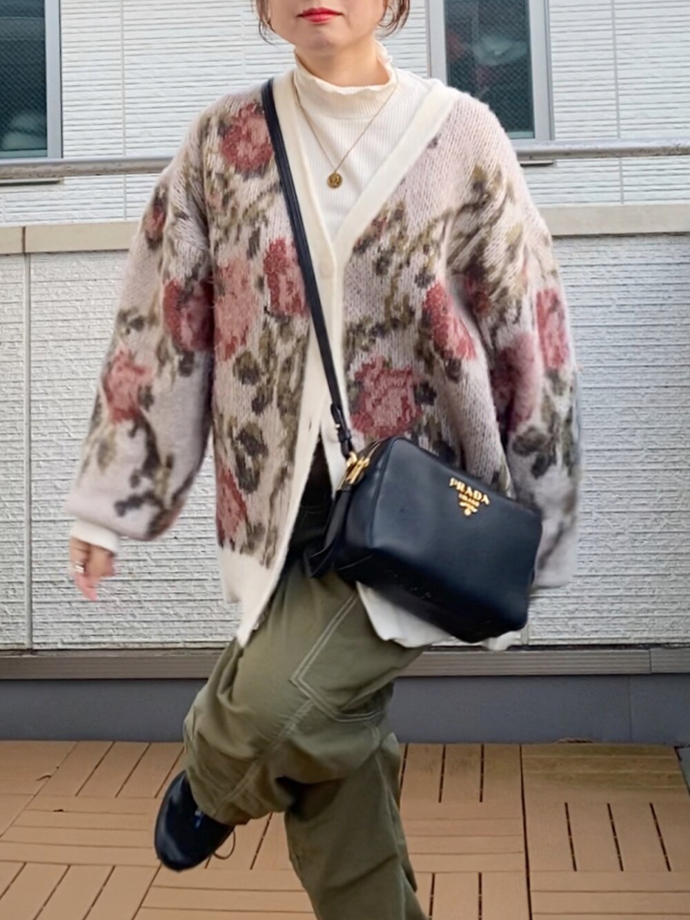 ホワイト系のカーディガン/ボレロ、ホワイト系のTシャツ/カットソー、グリーン系のカーゴパンツを着用したレディースの秋コーディネートの4枚目の写真