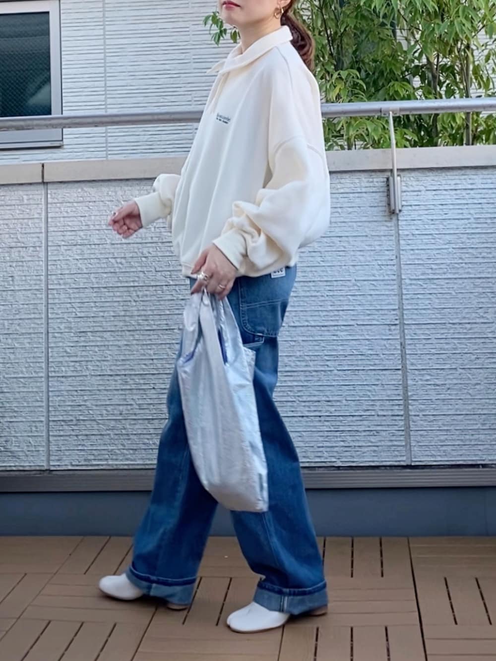 ホワイト系のスウェット、ブルー系のデニムパンツ、その他のエコバッグ/サブバッグを着用したレディースの秋コーディネートの2枚目の写真