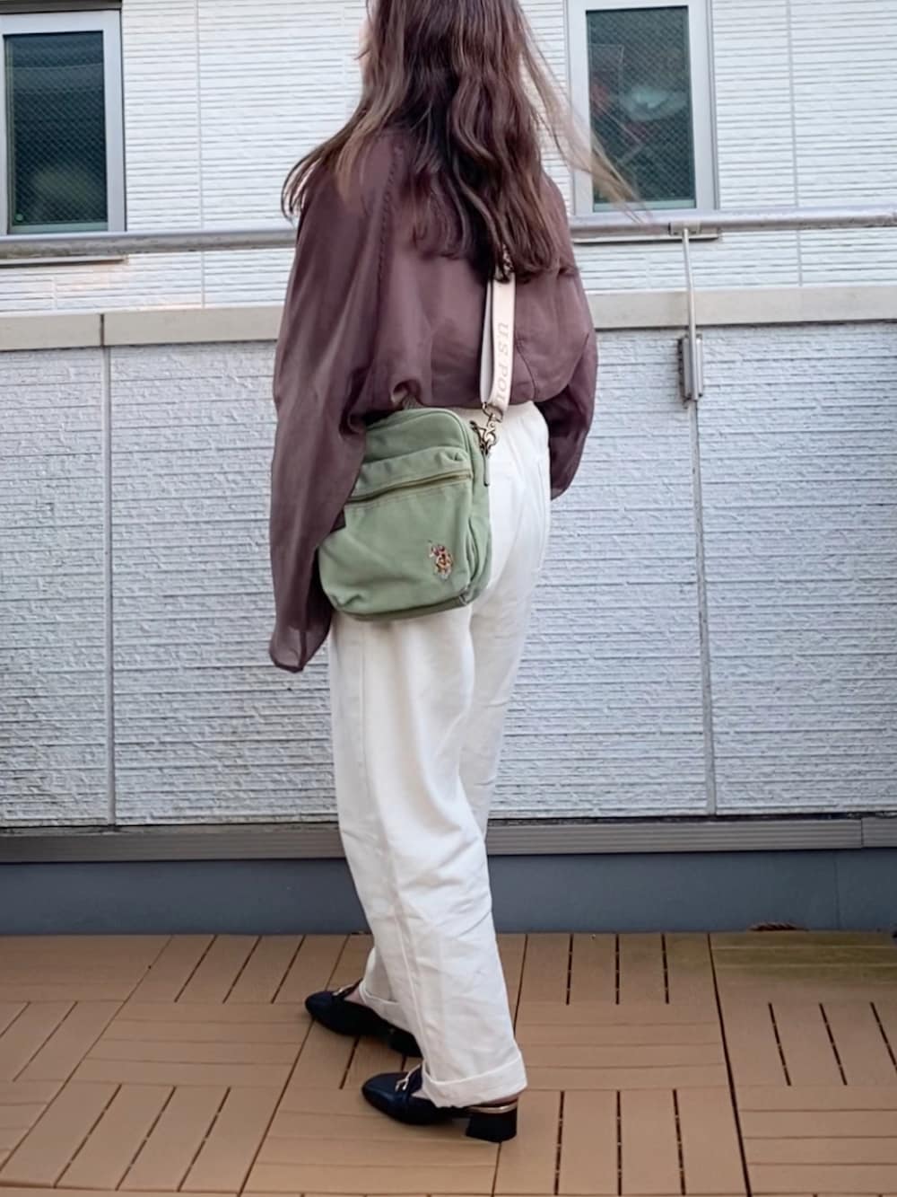 ブラウン系のその他トップス、ホワイト系のその他パンツ、グリーン系のショルダーバッグを着用したレディースの秋コーディネートの3枚目の写真