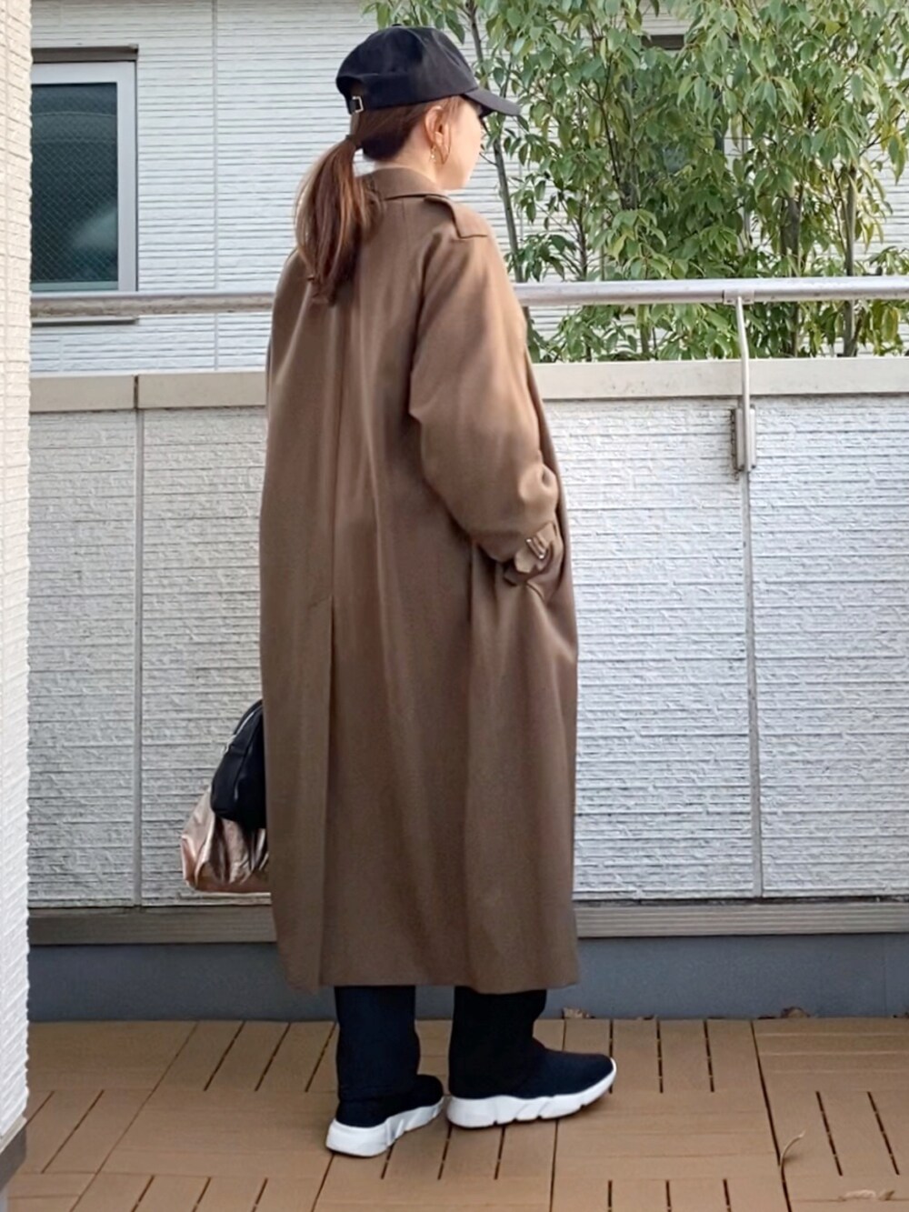 ベージュ系のその他アウター、ホワイト系のスウェット、ブラック系のその他パンツを着用したレディースの冬コーディネートの2枚目の写真