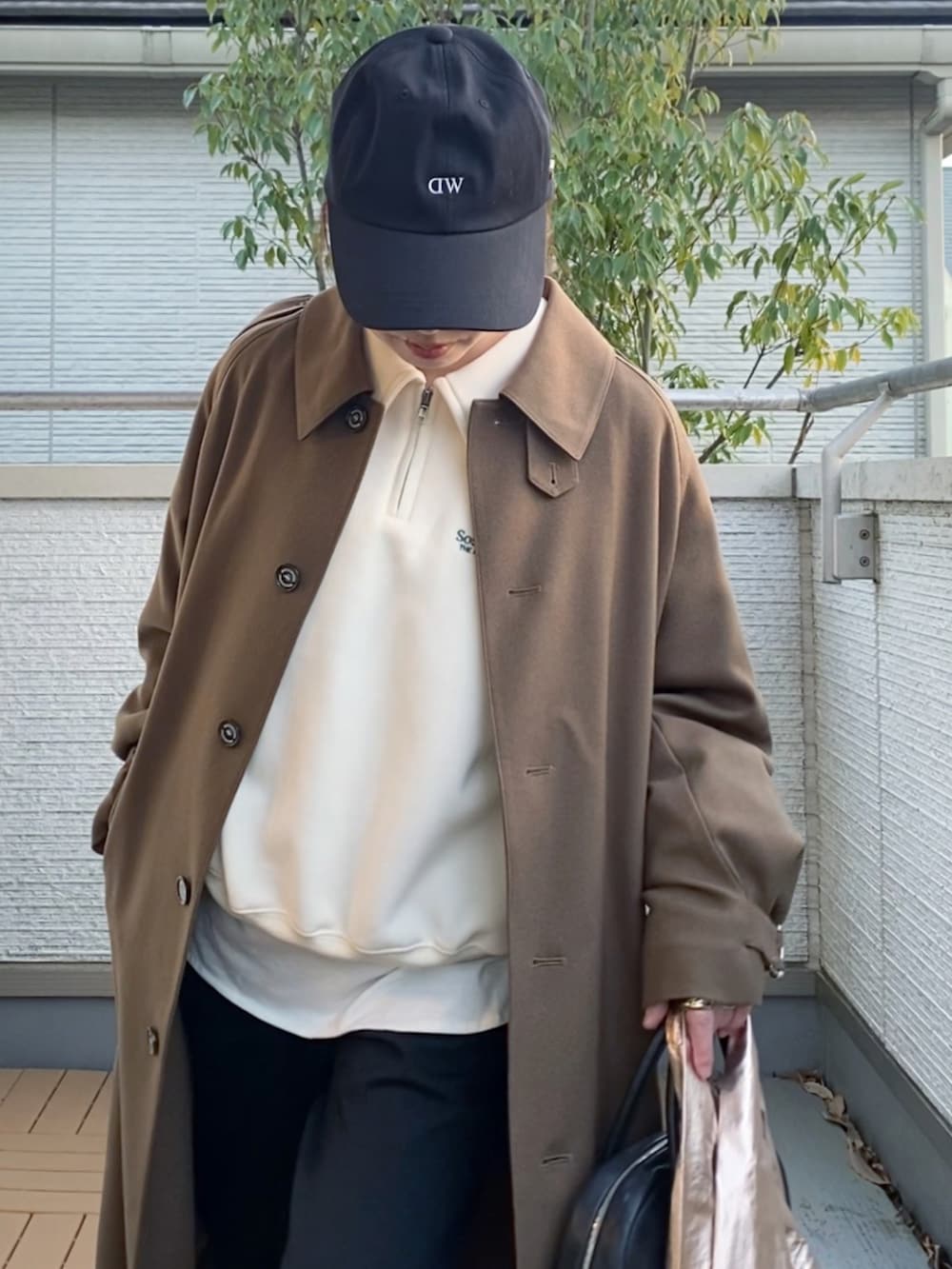 ベージュ系のその他アウター、ホワイト系のスウェット、ブラック系のその他パンツを着用したレディースの冬コーディネートの3枚目の写真