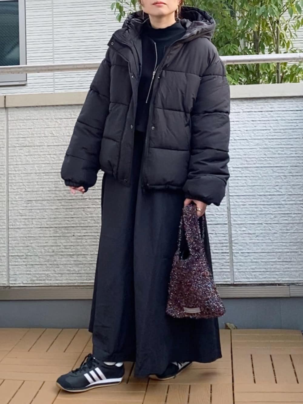 ブラック系のワンピース、ブラック系のダウンジャケット/コート、その他のエコバッグ/サブバッグを着用したレディースの秋コーディネートの4枚目の写真