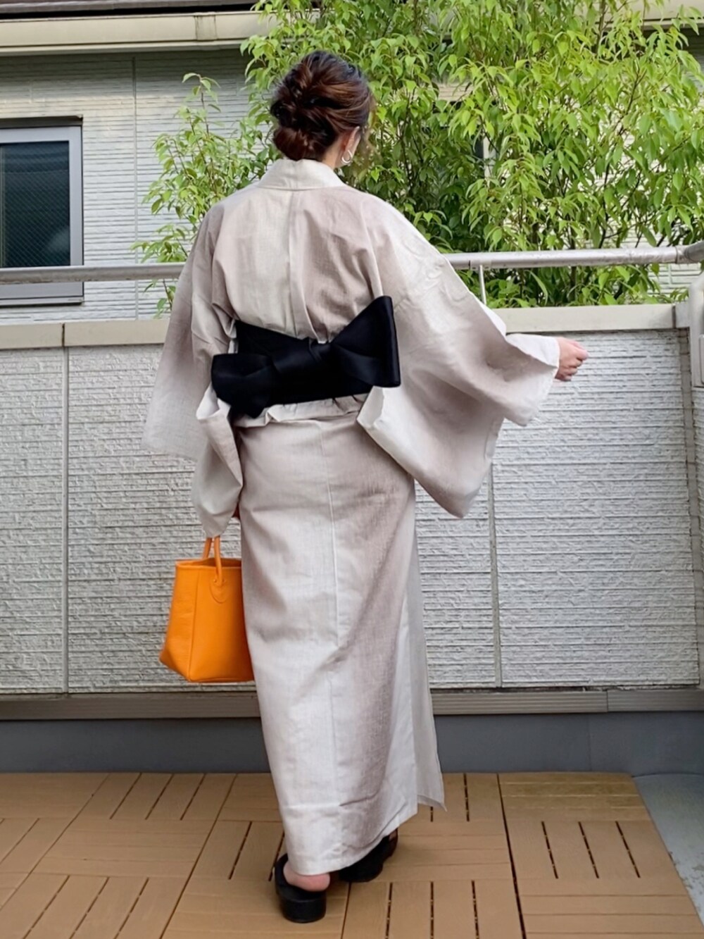 オレンジ系のトートバッグ、その他の浴衣を着用したレディースの夏コーディネートの2枚目の写真