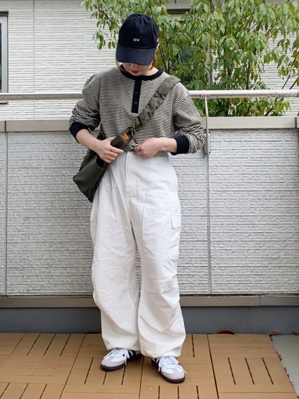 ホワイト系のTシャツ/カットソー、ホワイト系のカーゴパンツ、グリーン系のショルダーバッグを着用したレディースの春コーディネートの4枚目の写真