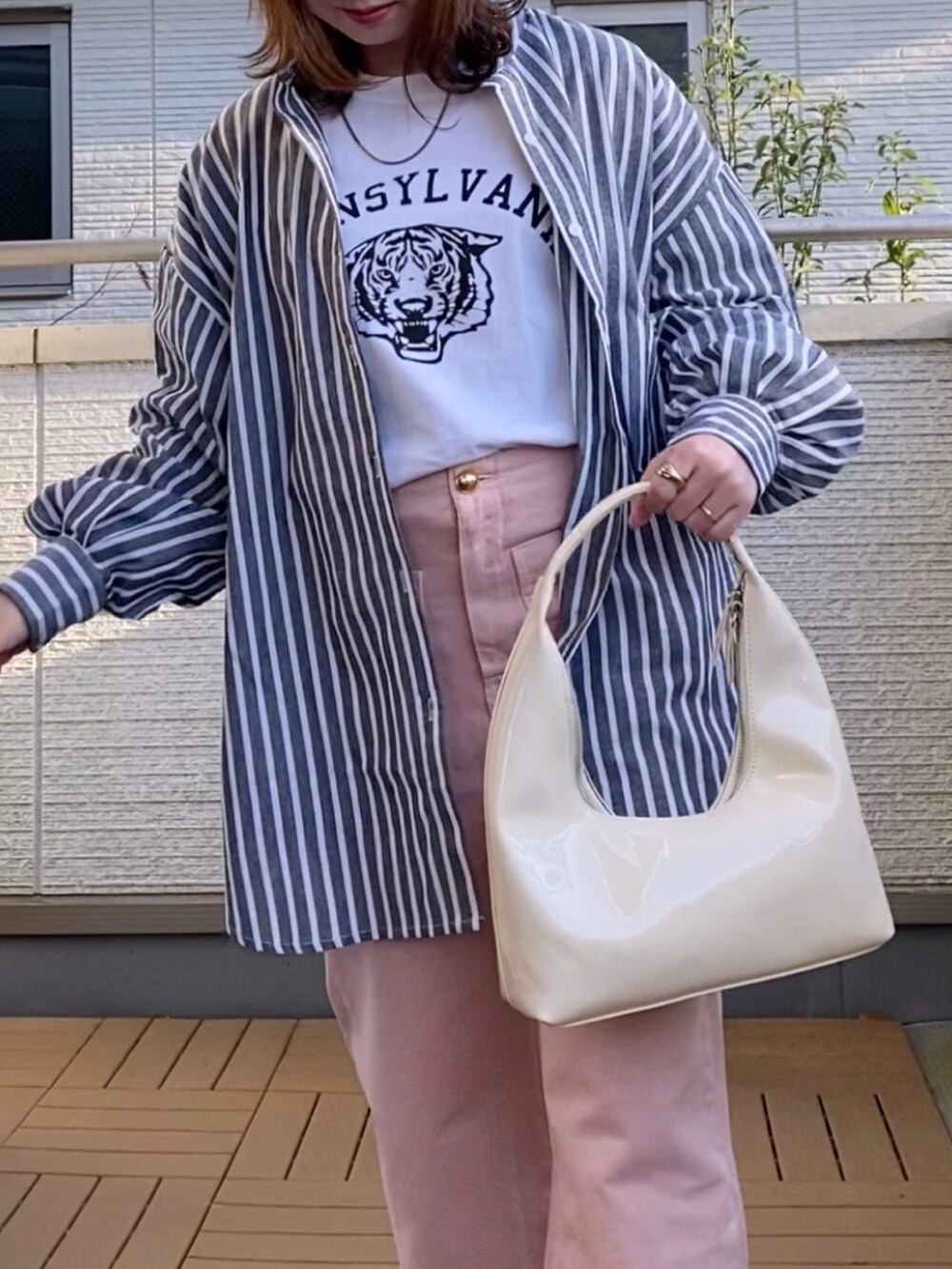 ブラック系のシャツ/ブラウス、ホワイト系のTシャツ/カットソー、ピンク系のパンツを着用したレディースの春コーディネートの2枚目の写真