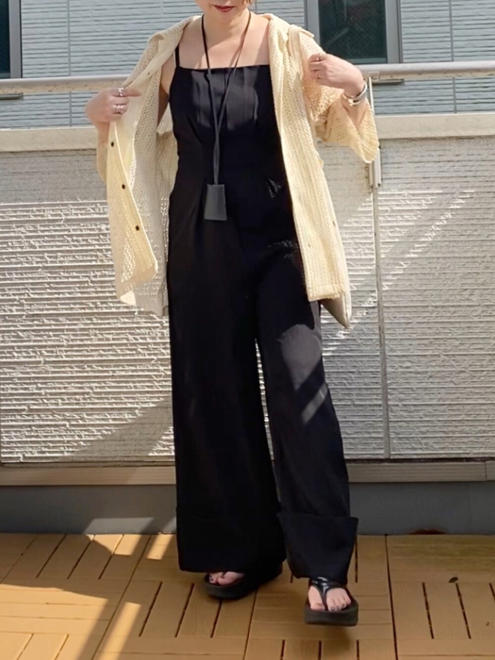 ブラック系のつなぎ/オールインワン、ホワイト系のシャツ/ブラウス、ホワイト系のトートバッグを着用したレディースの夏コーディネートの3枚目の写真