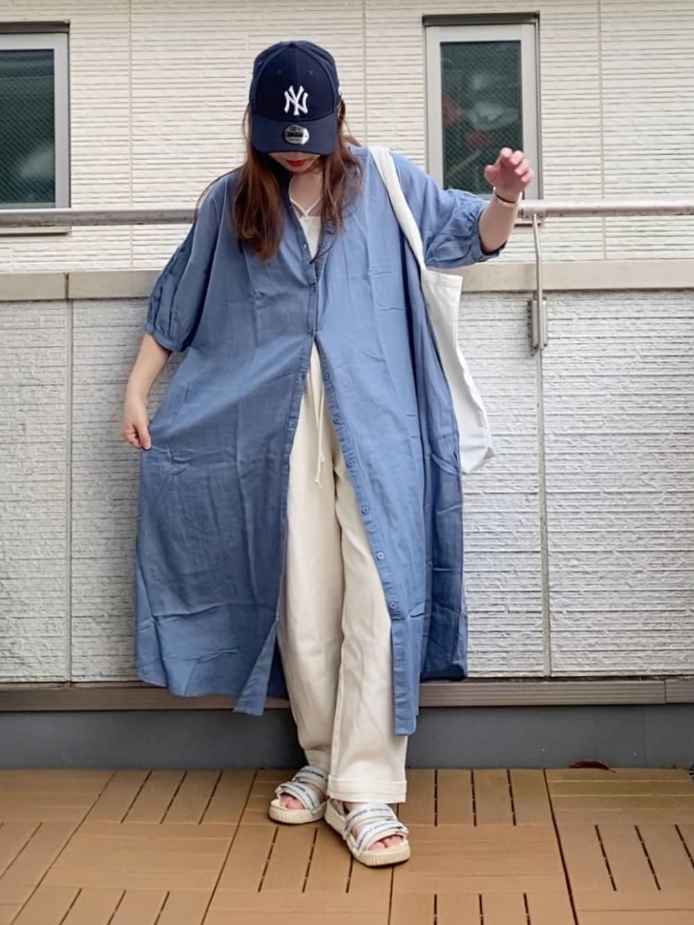 ブルー系のワンピース、ホワイト系のキャミソール、ホワイト系のその他パンツを着用したレディースの夏コーディネートの4枚目の写真