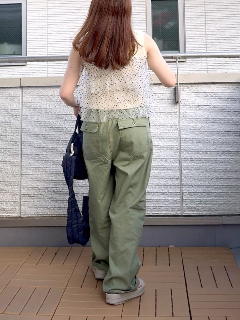 ホワイト系のニット/セーター、グリーン系のカーゴパンツを着用したレディースの夏コーディネートの3枚目の写真