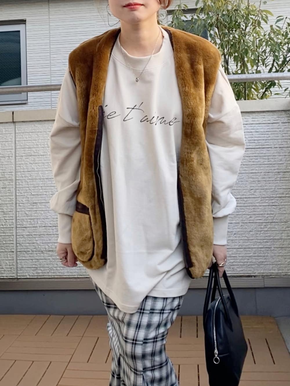 ホワイト系のスウェット、ブラウン系のその他アウター、ブラック系のスカートを着用したレディースの冬コーディネートの2枚目の写真