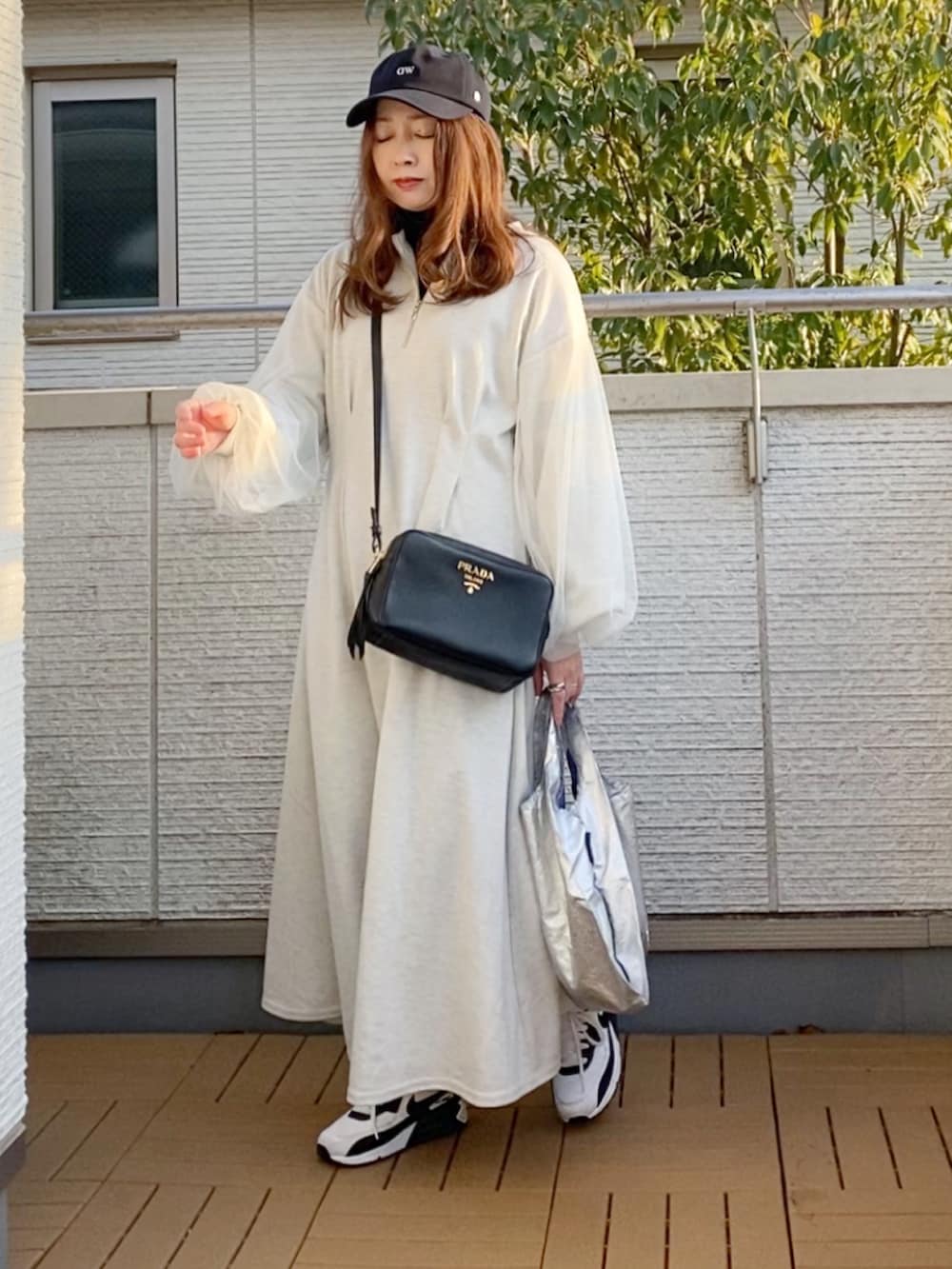 グレー系のワンピース、ブラック系のニット/セーター、その他のエコバッグ/サブバッグを着用したレディースの冬コーディネートの2枚目の写真