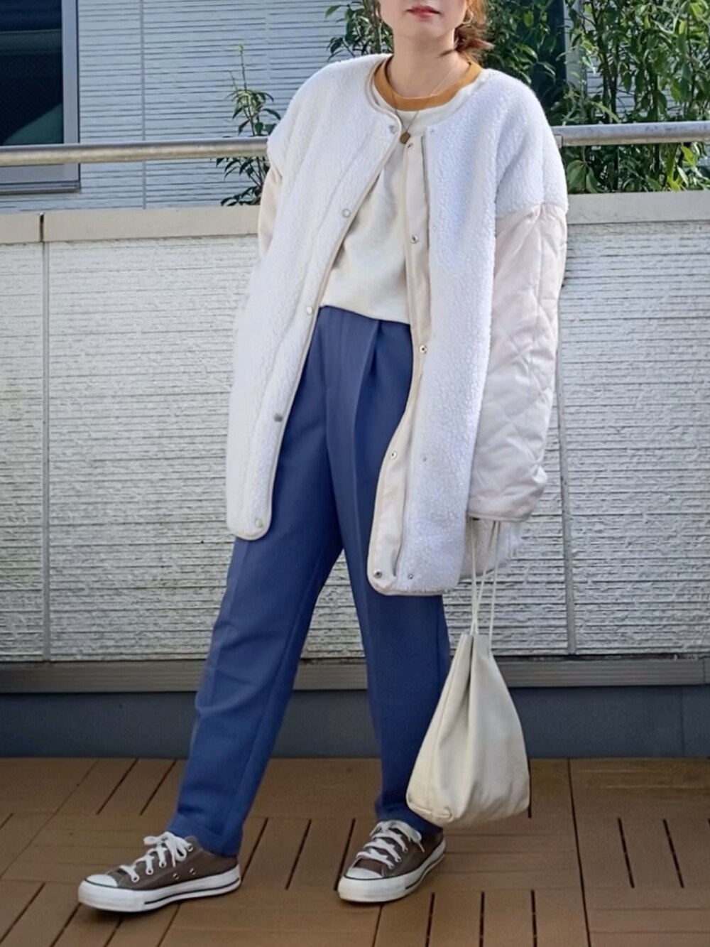 ホワイト系のノーカラージャケット、ベージュ系のスウェット、パープル系のその他パンツを着用したレディースの秋コーディネートの2枚目の写真