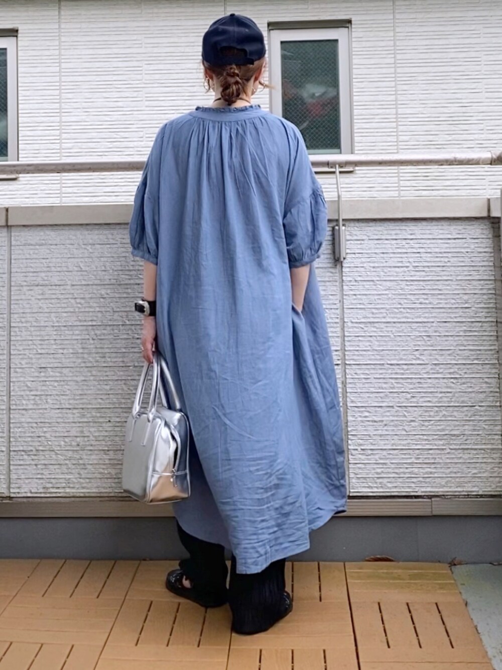 ブルー系のワンピース、ブラック系のその他パンツ、シルバー系のボストンバッグを着用したレディースの夏コーディネートの3枚目の写真