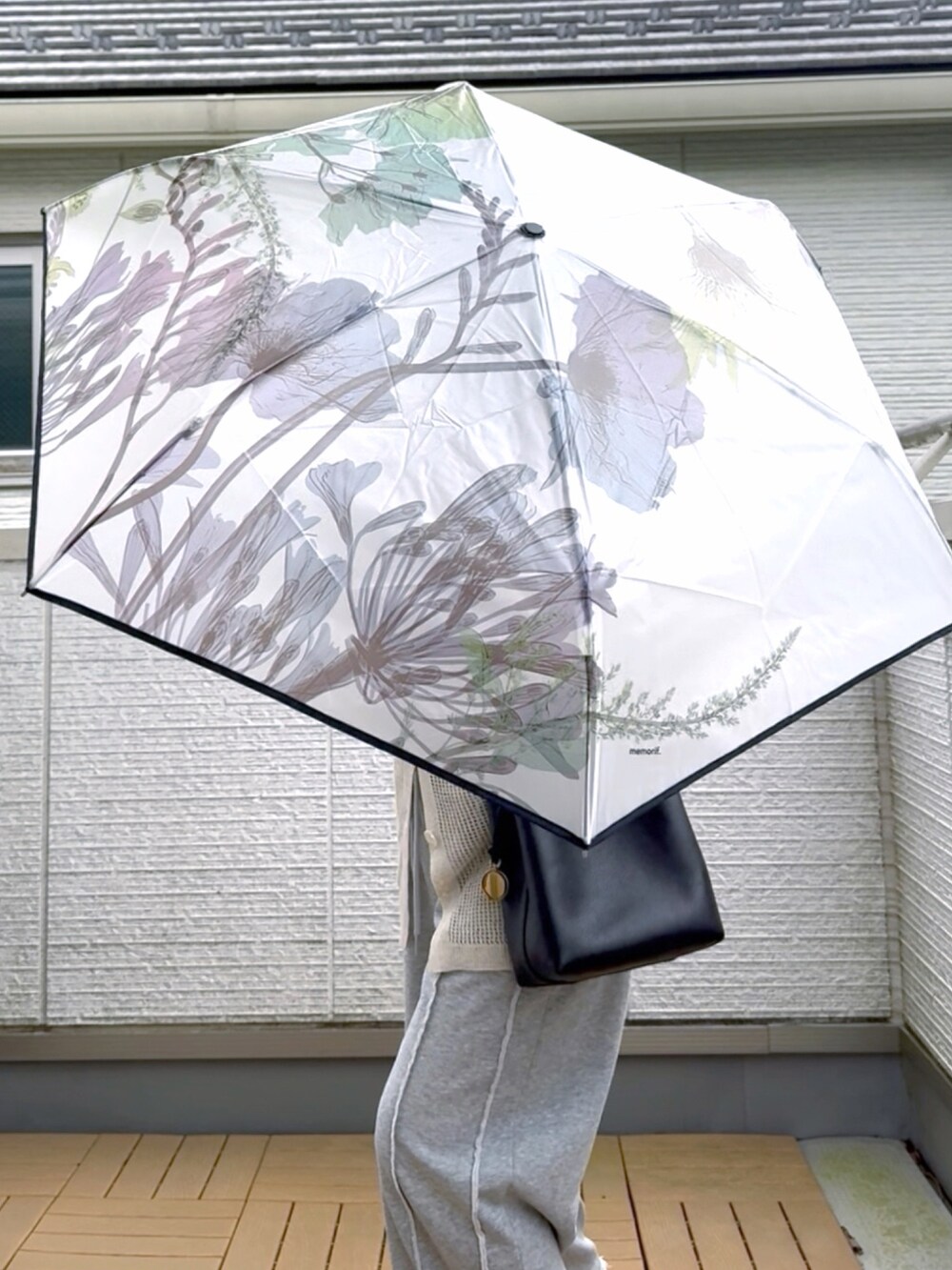 ベージュ系のカーディガン/ボレロ、ブラック系のショルダーバッグ、グレー系のスウェットパンツを着用したレディースの春コーディネートの5枚目の写真