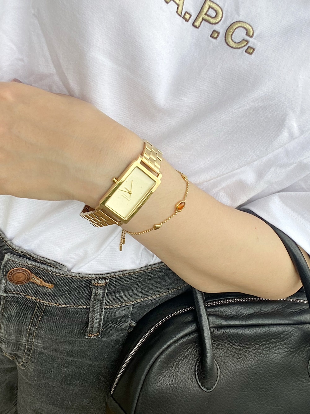 イエロー系のTシャツ/カットソー、ブラック系のデニムパンツ、ブラック系のショルダーバッグを着用したレディースの秋コーディネートの3枚目の写真