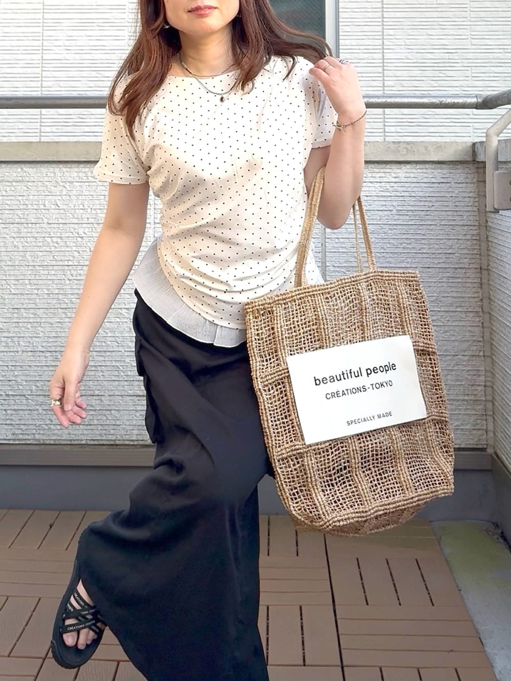 ホワイト系のTシャツ/カットソーを着用したレディースの夏コーディネートの4枚目の写真