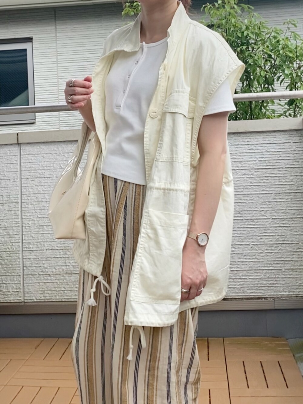 ホワイト系のベスト、ホワイト系のTシャツ/カットソー、ホワイト系のその他パンツを着用したレディースの夏コーディネートの2枚目の写真