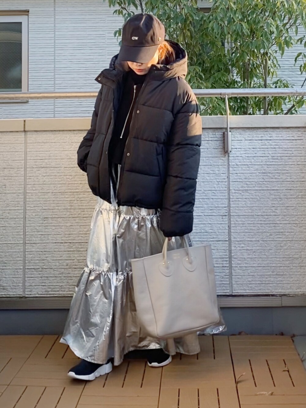 ブラック系のワンピース、ブラック系のニット/セーター、ブラック系のダウンジャケット/コートを着用したレディースの冬コーディネートの4枚目の写真