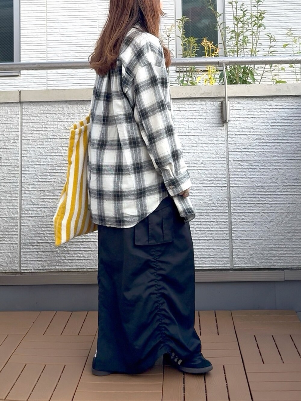 ホワイト系のシャツ/ブラウス、ブラック系のTシャツ/カットソー、ブラック系のスカートを着用したレディースの秋コーディネートの3枚目の写真