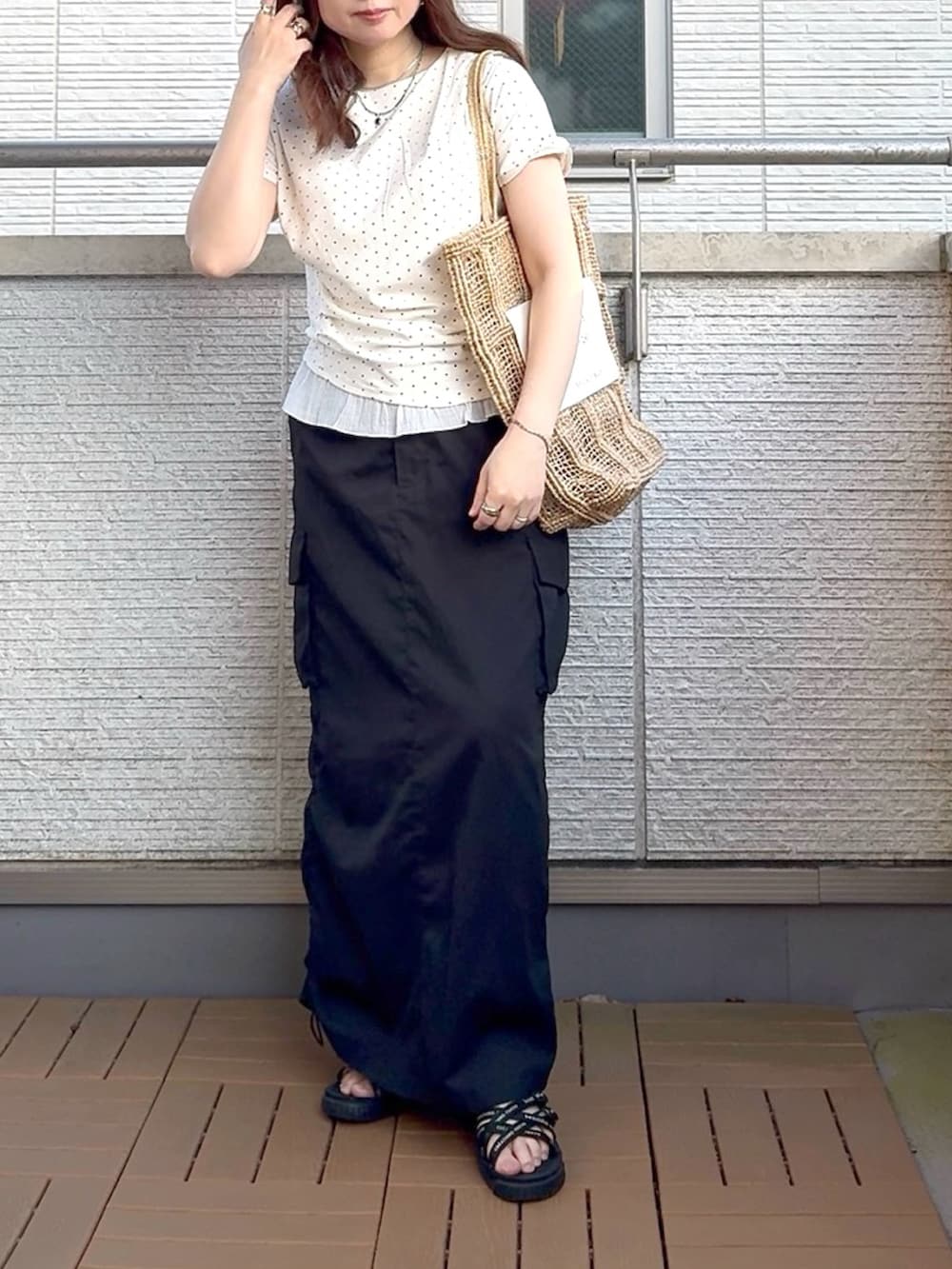 ホワイト系のTシャツ/カットソーを着用したレディースの夏コーディネートの2枚目の写真