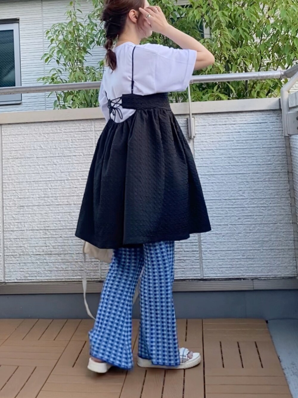 ホワイト系のTシャツ/カットソー、ブラック系のワンピース、ブルー系のその他パンツを着用したレディースの夏コーディネートの2枚目の写真