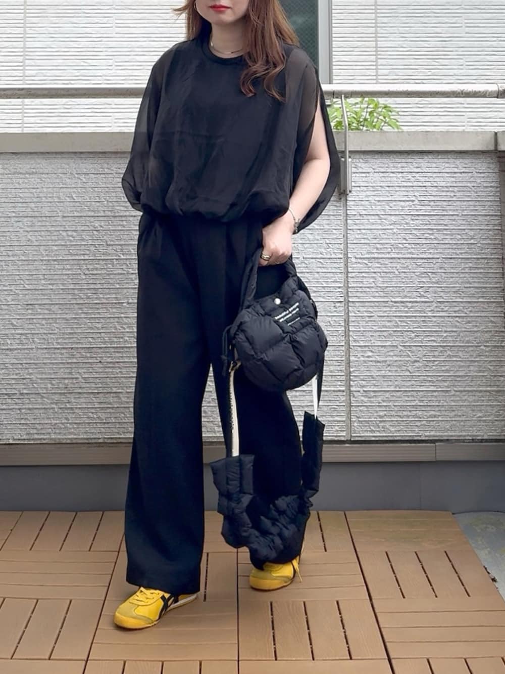 ブラック系のシャツ/ブラウス、ブラック系のスラックス、ブラック系のショルダーバッグを着用したレディースの夏コーディネートの2枚目の写真