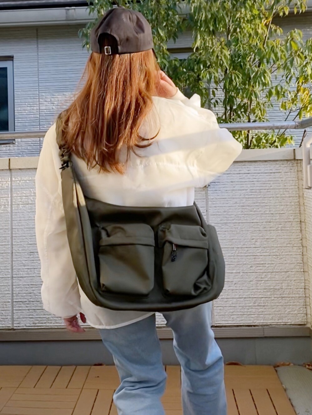 「シアートップス、スウェット、デニム、キャップ、スニーカー、ショルダーバッグ、春コーデ、春服みてみて、大人カジュアル、低身長」｜「AS KNOW AS plusの☆オーガンジー レイヤード デザインスウェットプルオーバー（スウェット、ホワイト系）」を使った、Kay-teeeさん（レディース・150cm）の春コーディネートの4枚目の写真
