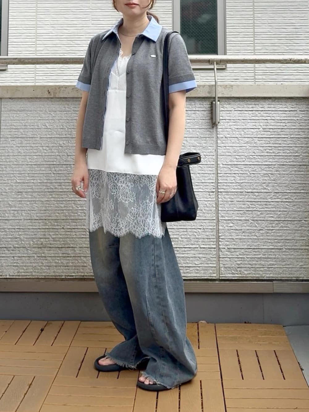 ホワイト系のキャミソール、ブルー系のデニムパンツ、グレー系のカーディガン/ボレロを着用したレディースの夏コーディネートの2枚目の写真
