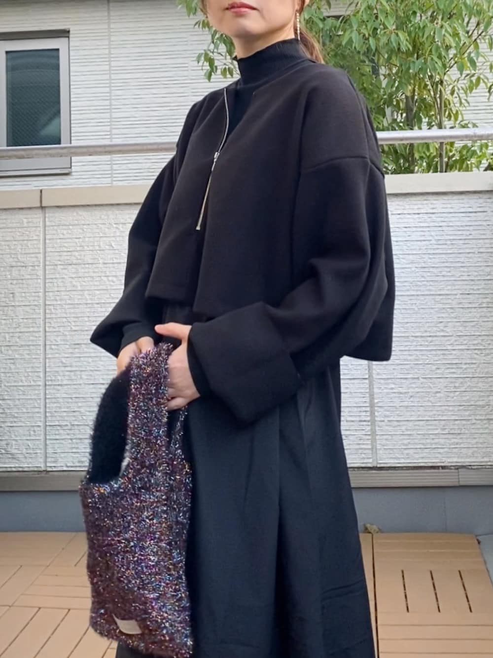 ブラック系のワンピース、ブラック系のダウンジャケット/コート、その他のエコバッグ/サブバッグを着用したレディースの秋コーディネートの3枚目の写真