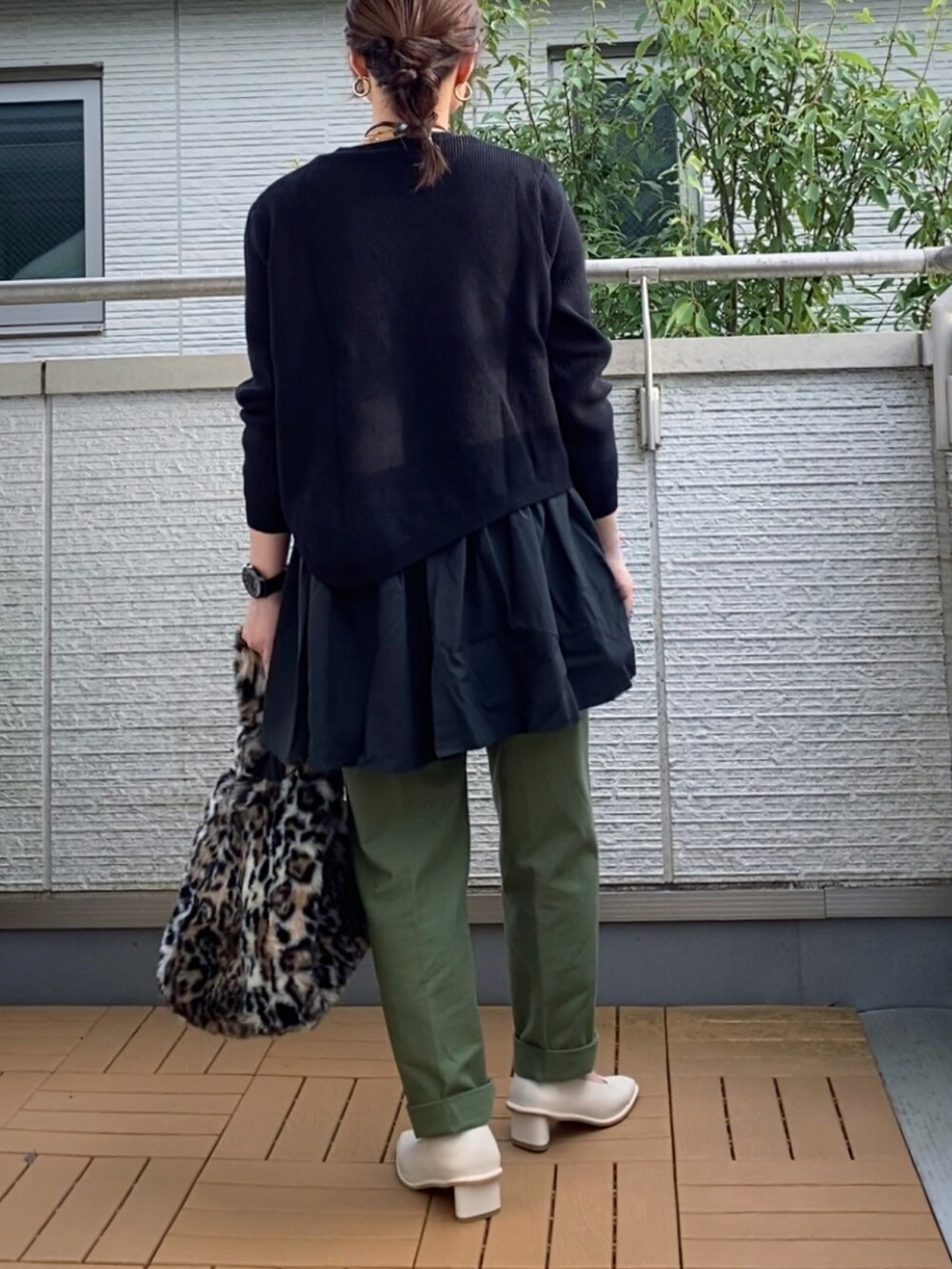 ブラック系のニット/セーター、グリーン系のその他パンツ、その他のハンドバッグを着用したレディースの秋コーディネートの2枚目の写真