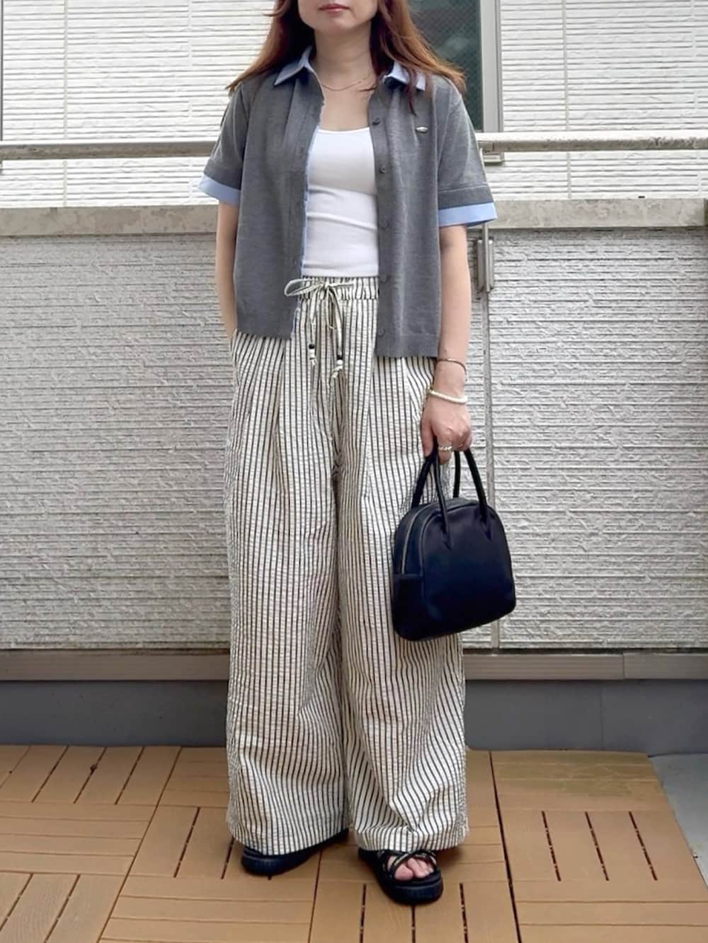 ホワイト系のその他パンツ、グレー系のカーディガン/ボレロを着用したレディースの夏コーディネートの2枚目の写真