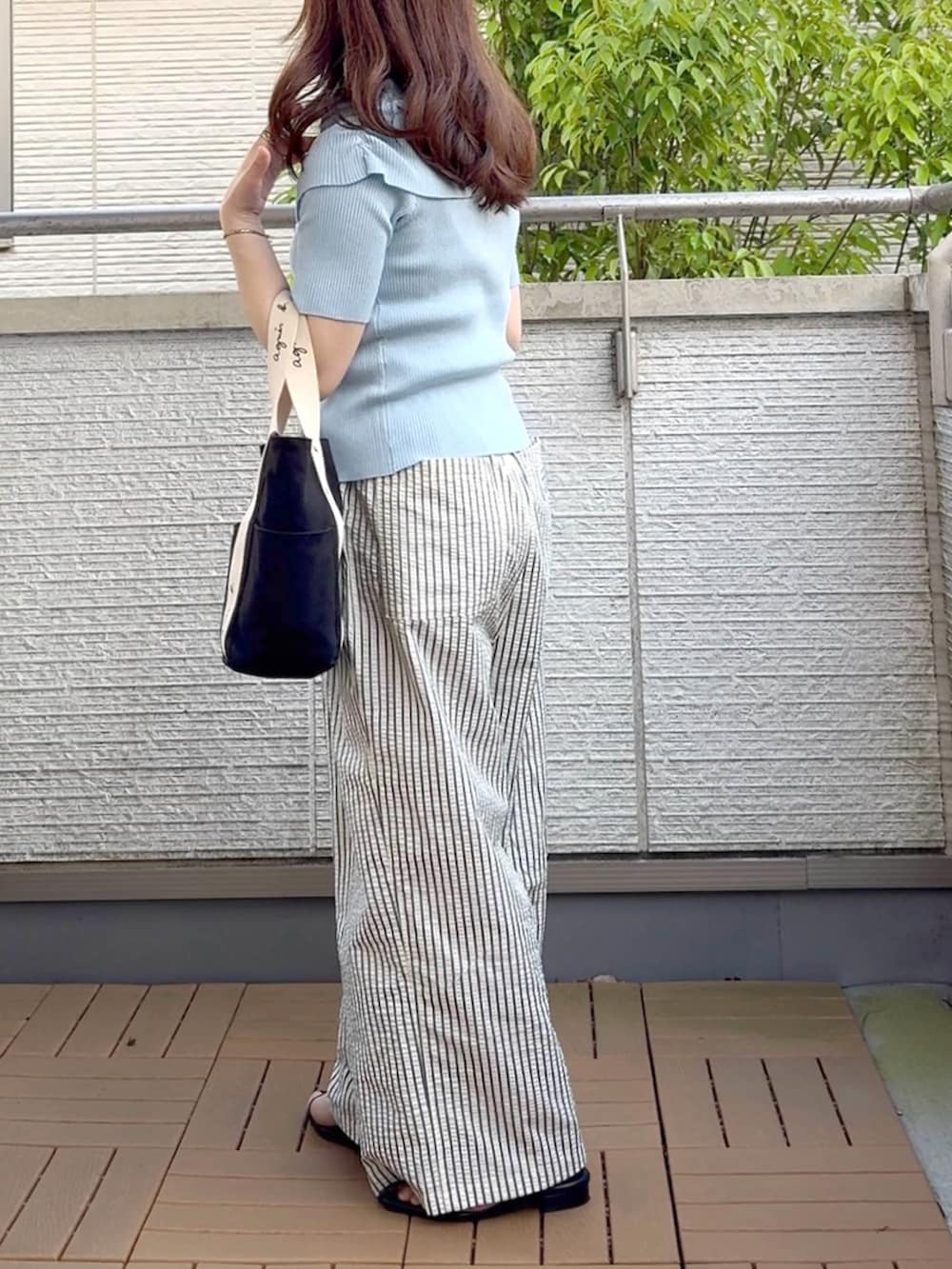 ホワイト系のその他パンツ、ブルー系のニット/セーターを着用したレディースの夏コーディネートの3枚目の写真