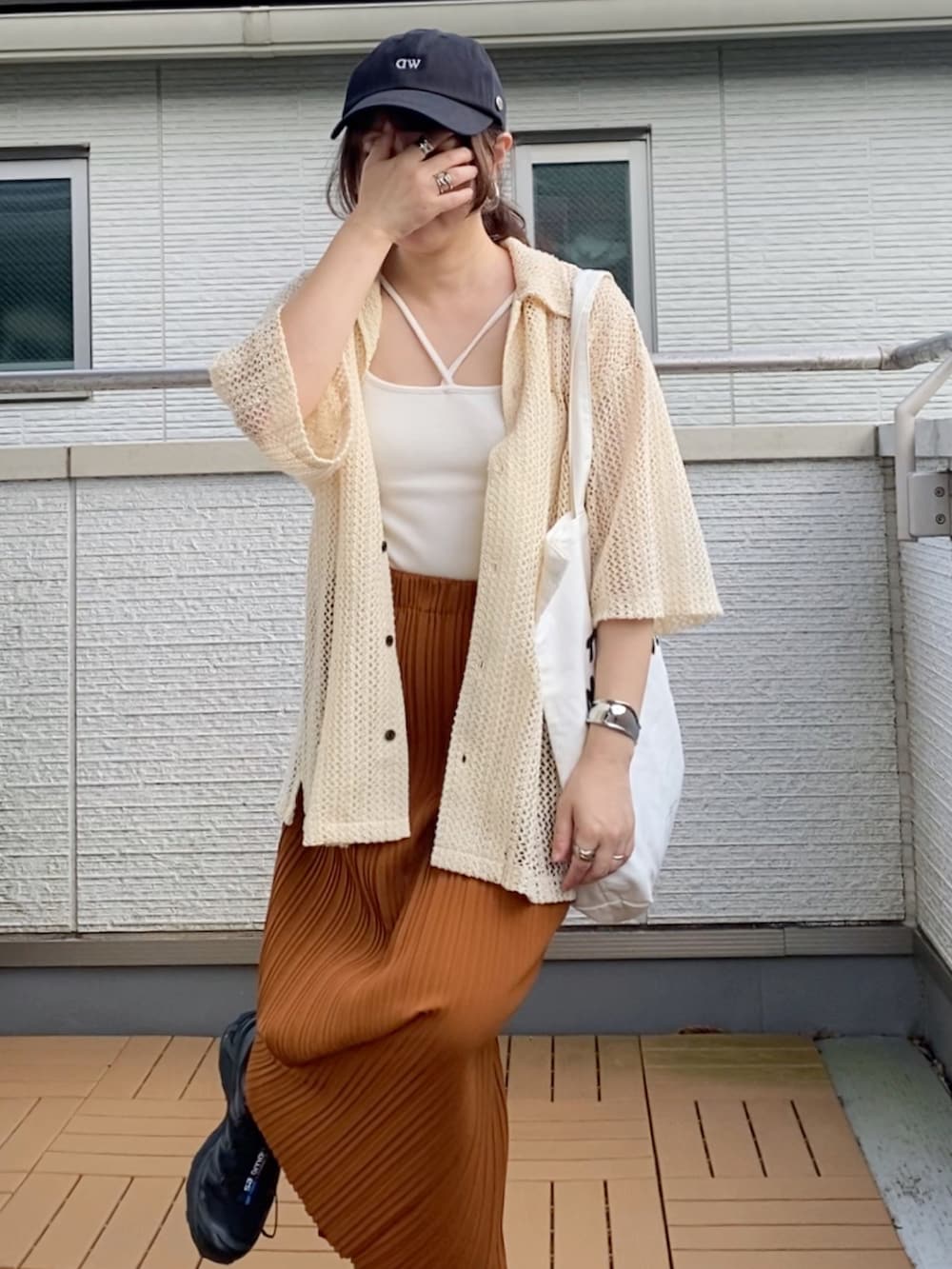 ホワイト系のシャツ/ブラウス、ブラウン系のスカート、ホワイト系のトートバッグを着用したレディースの秋コーディネートの3枚目の写真