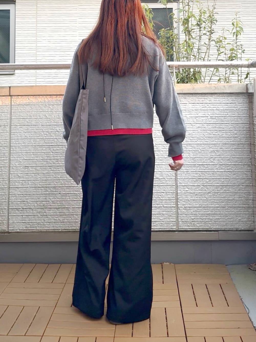 グレー系のカーディガン/ボレロ、ブラック系のスラックス、ブラック系のスニーカーを着用したレディースの春コーディネートの3枚目の写真