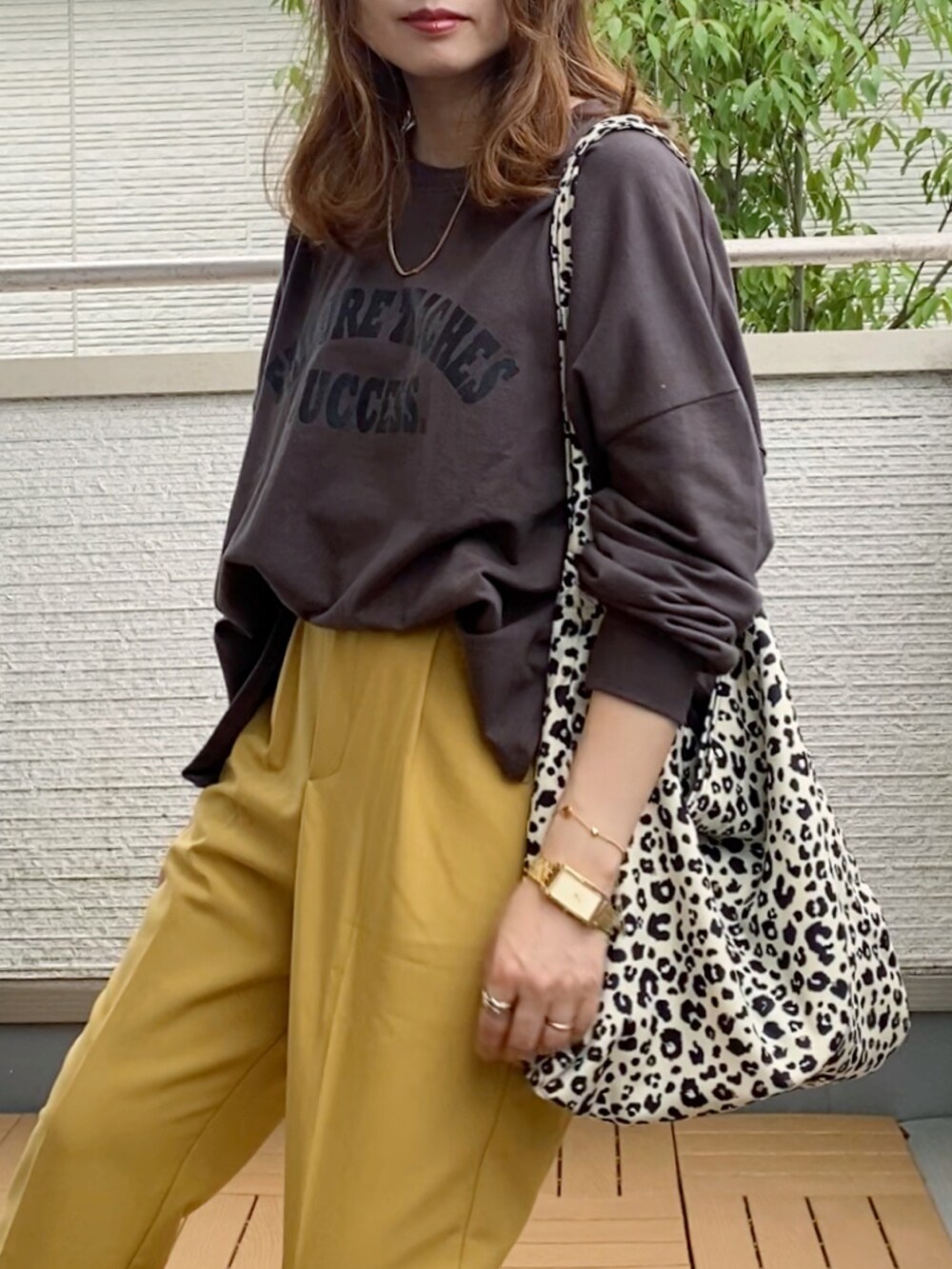 グレー系のTシャツ/カットソー、イエロー系のその他パンツ、ホワイト系のトートバッグを着用したレディースの秋コーディネートの2枚目の写真