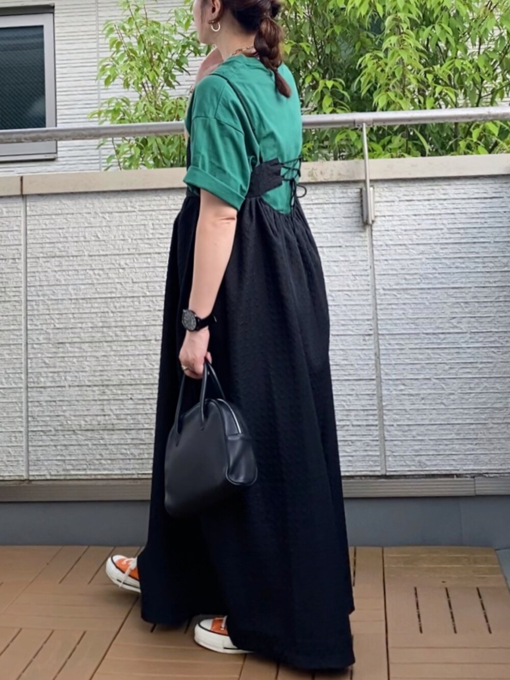 ブラック系のワンピース、グリーン系のTシャツ/カットソー、ブラック系のショルダーバッグを着用したレディースの夏コーディネートの2枚目の写真