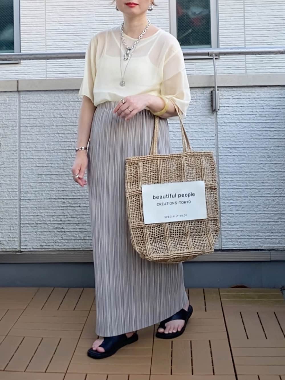 ホワイト系のシャツ/ブラウス、グレー系のスカート、シルバー系のピアス（両耳用）を着用したレディースの夏コーディネートの2枚目の写真